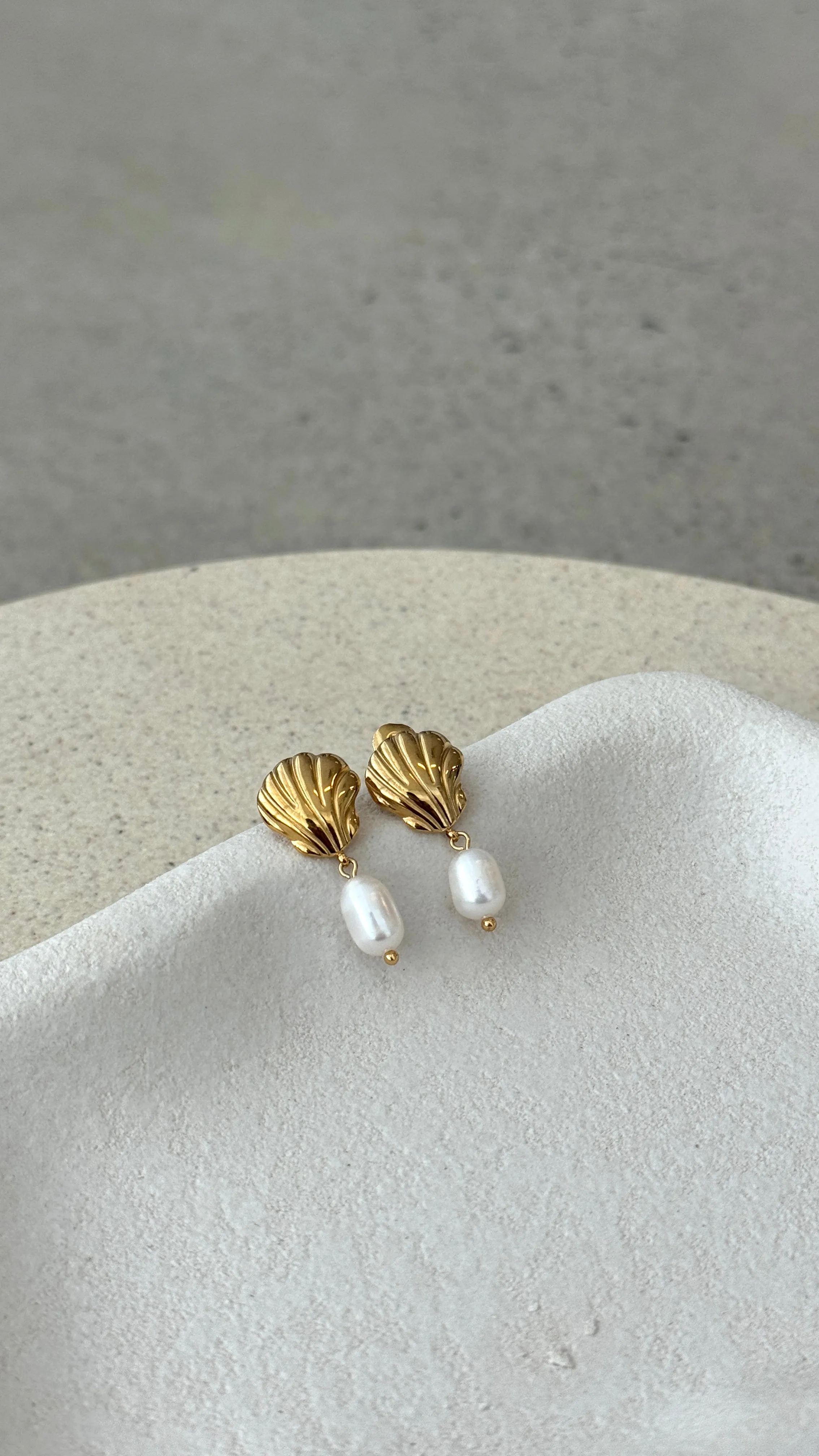 Yasha Shell 18K Gold Earrings - Gold / Pearl